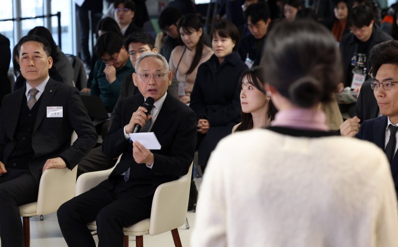 유인촌 문화체육관광부 장관이 27일 서울 중구 하이커 그라운드에서 열린 ‘2025 여행가는 봄 대국민 여행캠페인 출범식’에서 캠페인 협업 대표기관 대표들과 의견을 나누고 있다.(문체부 제공)