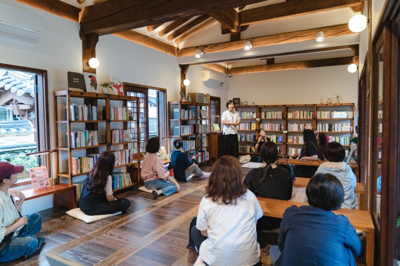전주시는 오는 3월 29일부터 11월 1일까지 '2025년 전주 도서관 여행' 프로그램을 운영할 계획이라고 27일 밝혔다. *재판매 및 DB 금지
