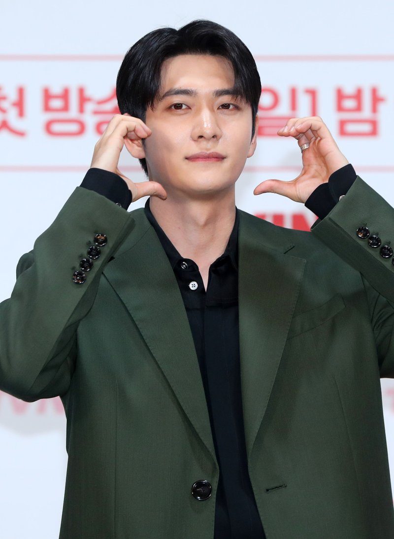 [서울=뉴시스] 김혜진 기자 = 배우 강태오가 27일 오후 서울 구로구 라마다 신도림에서 열린 tvN 새 토일드라마 '감자연구소' 제작발표회에서 포즈를 취하고 있다. 2025.02.27. jini@newsis.com