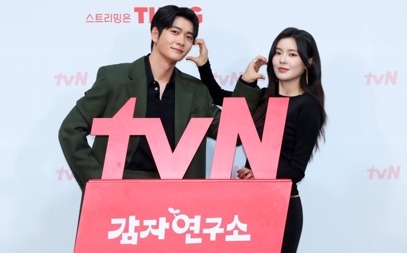 [서울=뉴시스] 김혜진 기자 = 배우 강태오(왼쪽), 이선빈이 27일 오후 서울 구로구 라마다 신도림에서 열린 tvN 새 토일드라마 '감자연구소' 제작발표회에서 포즈를 취하고 있다. 2025.02.27. jini@newsis.com
