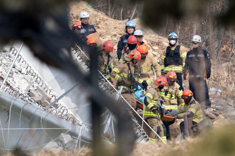 25일 오후 경기도 안성시 서운면 서울-세종고속도로 교량 붕괴사고 현장에서 소방당국이 수색작업을 마치고 매몰자를 이송하고 있다. 소방서에 따르면 이날 공사 현장에서는 빔 설치를 위한 장비를 이동하다 철제 구조물이 무너졌고, 이로 인해 교각 위 설치된 가로 콘크리트 지지대가 떨어지며 10명의 사상자가 발생했다. 2025.2.25/뉴스1 ⓒ News1 이승배 기자