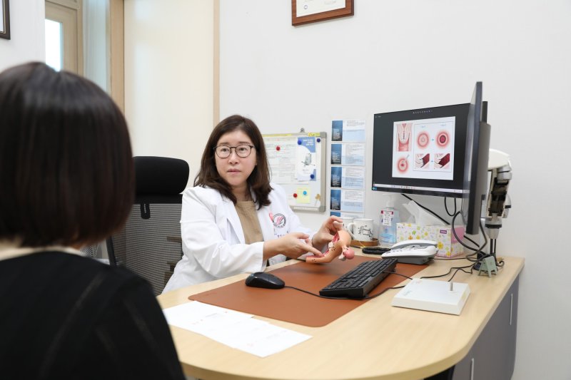 [서울=뉴시스]한림대동탄성심병원 산부인과 경민선 교수가 자궁경부이형성증에 대해 설명하고 있다. (사진= 한림대동탄성심병원 제공) 2024.11.27. photo@newsis.com.