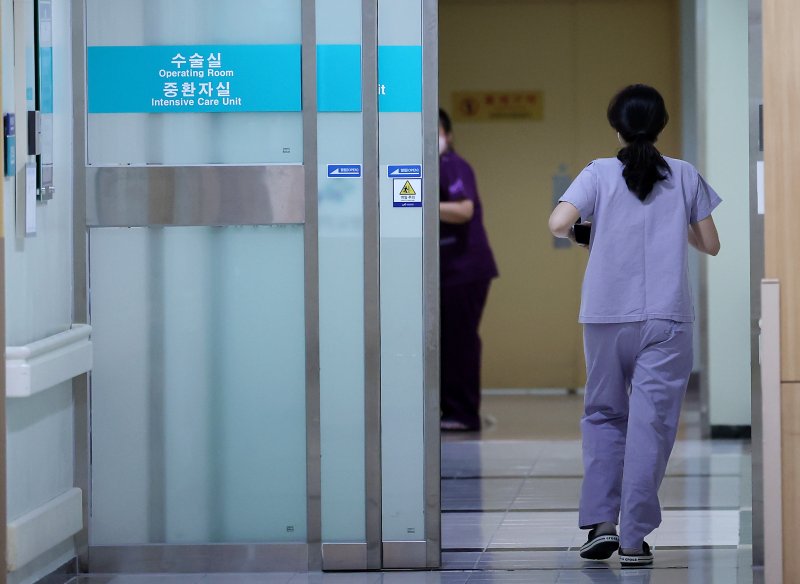 [서울=뉴시스] 김명년 기자 = 서울시내 한 대형병원에서 한 의료진이 수술실로 급하게 뛰어가고 있다. 2024.02.29. kmn@newsis.com