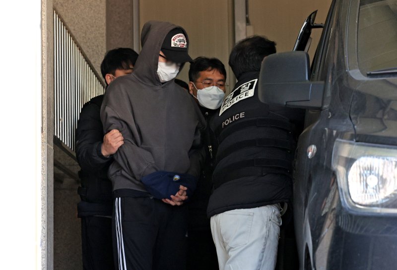 '서부지법 난입' 사태 당시 '녹색 점퍼 남성'으로 알려진 20대 A 씨가 4일 오후 서울 마포구 서부지법에서 열리는 영장실질심사(구속 전 피의자심문)에 출석하기 위해 마포경찰서를 나서고 있다. A 씨는 지난달 19일 윤석열 대통령 구속영장 발부에 반발해 소화기로 법원 창문과 유리문을 깬 뒤 법원에 난입한 혐의를 받는다. 2025.2.4/뉴스1 ⓒ News1 장수영 기자