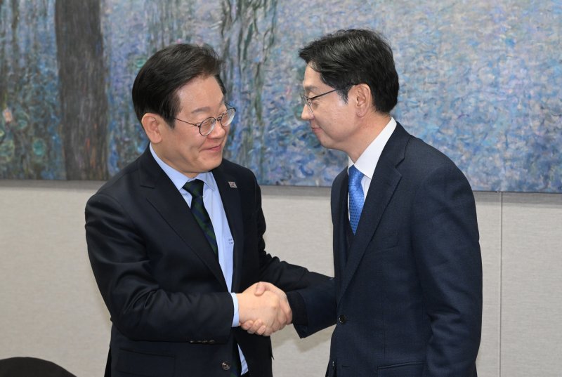 이재명 더불어민주당 대표와 김경수 전 경남도지사가 13일 오후 서울 여의도 국회에서 만나 악수하고 있다. (공동취재)2025.2.13/뉴스1 ⓒ News1 이재명 기자