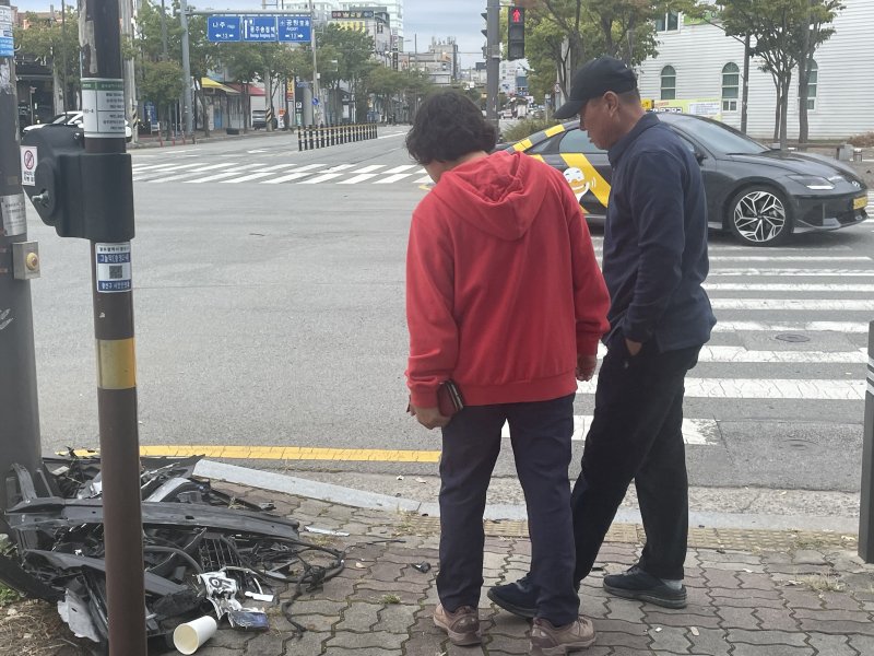 광주 광산구 송정동 한 사거리에서 교통사고를 낸 택시가 횡단보도로 돌진, 3명의 보행자가 숨지는 사고가 벌어졌다. 사진은 행인들이 사고지점을 지나가는 모습. 2023.10.9/뉴스1 ⓒ News1 박지현 기자