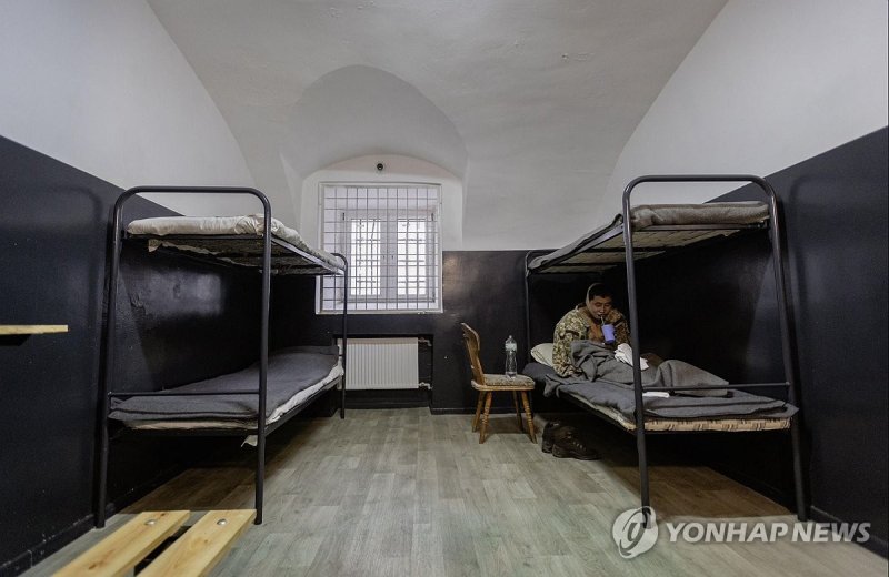 우크라이나군에 생포된 북한군 (출처=연합뉴스)