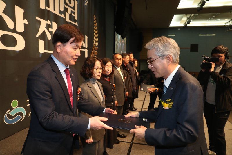 [창원=뉴시스]경남교육청, 퇴직 교원 304명 정부포상 전수식.(사진=경남교육청 제공) 2025.02.27.photo@newsis.com *재판매 및 DB 금지