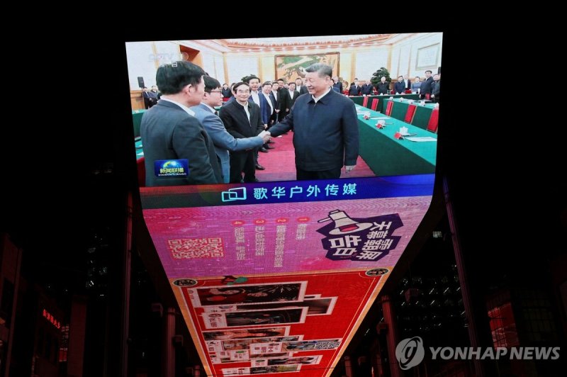 시진핑 중국 국가주석(오른쪽)과 악수하는 량원펑 딥시크 창업자 (출처=연합뉴스)