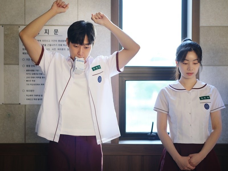 영화 '그 시절, 우리가 좋아했던 소녀' 속 배우 다현과 진영 (출처=연합뉴스)