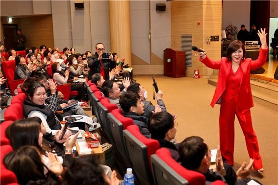 고리원자력본부 '수요행복음악회'에서 공연 중인 가수 한혜진. 고리원자력본부 제공