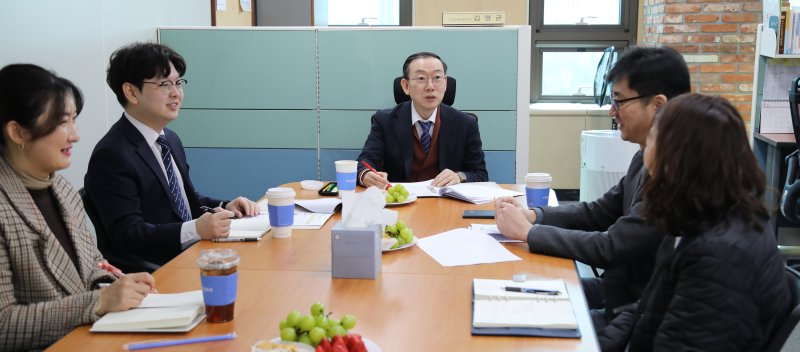 [대전=뉴시스] 27일 이명구 관세청 차장이 고객지원센터를 찾아 직원들과 고품질 상담서비스 제공방안에 대해 논의하고 있다.(사진=관세청 제공) *재판매 및 DB 금지