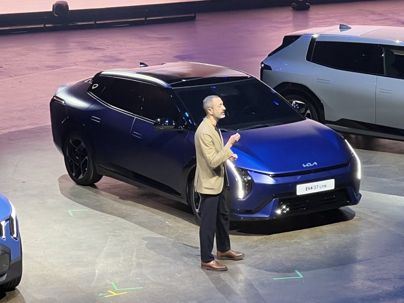 24l일(현지시각) 스페인 타라고나 타라코 아레나에서 열린 '2025 기아 EV데이'에서 EV4의 디자인을 설명 중인 기아 글로벌디자인담당 카림 하비브 부사장.ⓒ 뉴스1