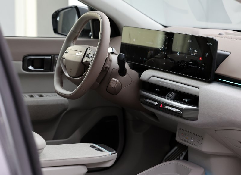 [서울=뉴시스] 이영환 기자 = 26일 오후 서울 성동구 기아 언플러그드 그라운드에 준중형 전기 세단 EV4가 전시되어 있다. 2025.02.27. 20hwan@newsis.com