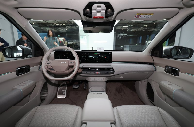 [서울=뉴시스] 이영환 기자 = 26일 오후 서울 성동구 기아 언플러그드 그라운드에 준중형 전기 세단 EV4가 전시되어 있다. 2025.02.27. 20hwan@newsis.com