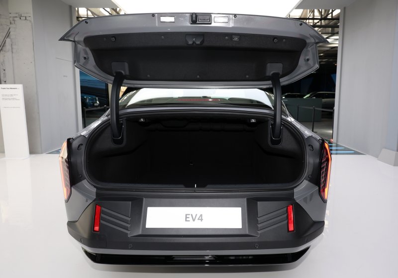 [서울=뉴시스] 이영환 기자 = 26일 오후 서울 성동구 기아 언플러그드 그라운드에 준중형 전기 세단 EV4가 전시되어 있다. 2025.02.27. 20hwan@newsis.com
