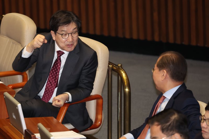 [서울=뉴시스] 권창회 기자 = 권영세 국민의힘 비상대책위원장과 권성동 원내대표가 27일 서울 여의도 국회에서 열린 제422회국회(임시회) 제7차 본회의에서 대화하고 있다. 2025.02.27. kch0523@newsis.com