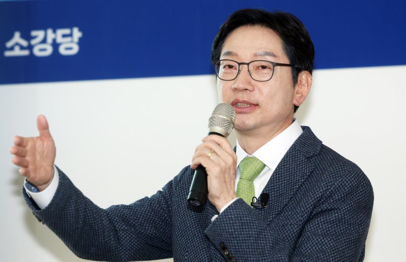 [부산=뉴시스] 하경민 기자 = 김경수 전 경남도지사가 27일 부산 동구 부산일보사 소강당에서 '국가균형발전 전략과 부울경 메가시티의 과제'를 주제로 강연하고 있다. 2025.02.27. yulnetphoto@newsis.com