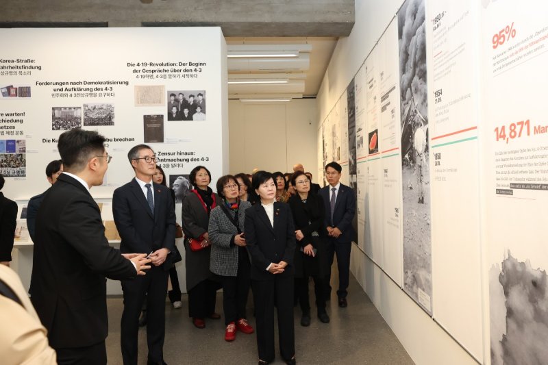 [제주=뉴시스] 제주도는 제주 4·3기록물의 유네스코 세계기록유산 등재를 위한 국제적 공감대 형성을 위해 14일 독일 베를린에서 국제특별전 개막식을 했다. (사진=제주도 제공) 2024.10.15. photo@newsis.com