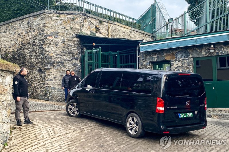 이스탄불 주재 미국 총영사관에 도착한 러시아 대표단 차량 (출처=연합뉴스)