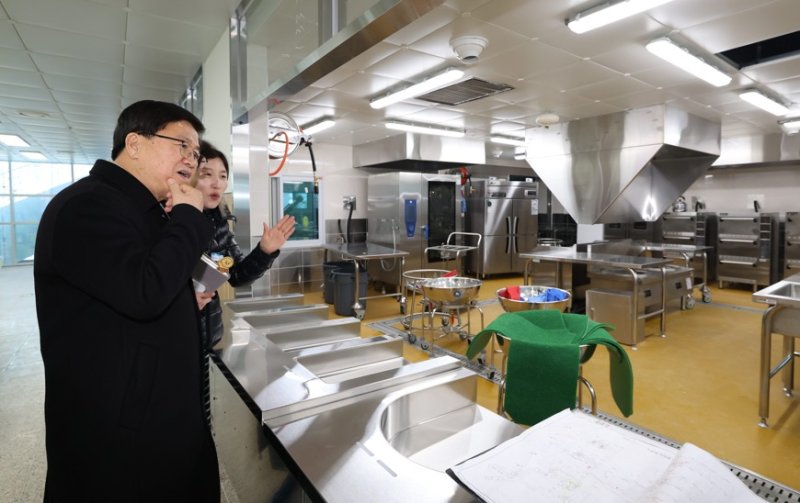 내달 개교하는 학교 급식실을 방문한 최교진 세종시교육감(왼쪽). (세종교육청 제공. 재판매 및 DB 금지)
