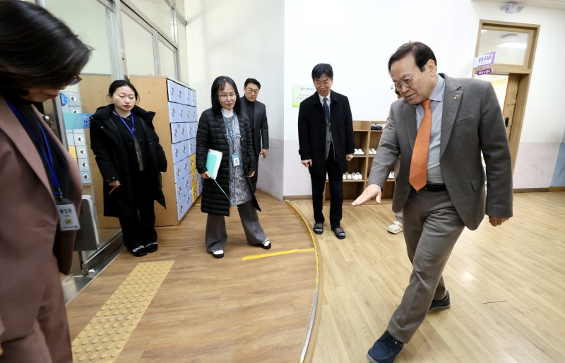 27일 서거석 전북자치도교육감이 전주 만성초등학교를 찾아 늘봄학교 준비 상황을 점검하고 있다(전북도교육청 제공. 재판매 및 DB금지) 2025.2.27/뉴스1