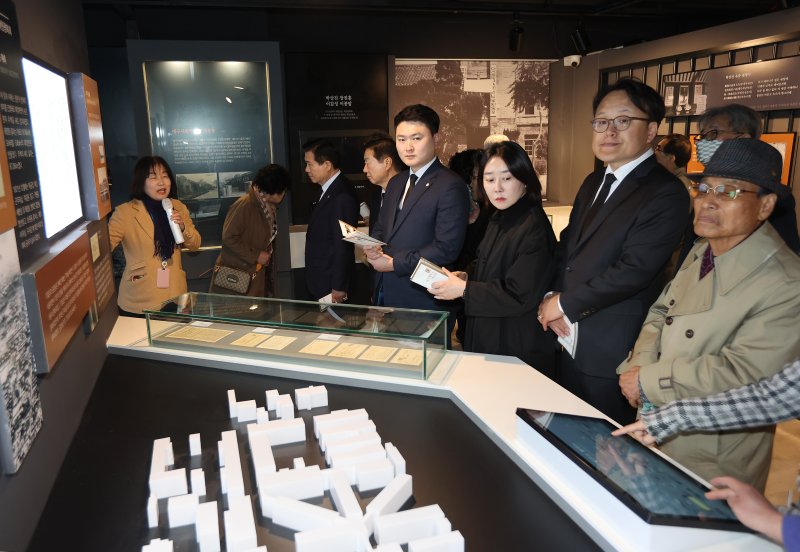 27일 오후 대구 중구 삼덕교회에서 열린 '대구형무소 역사관' 개관식에 참석한 시민들이 대구형무소의 역사와 독립운동사를 담은 기록물을 살펴보고 있다. (대구 중구 제공. 재판매 및 DB 금지) 2025.2.27/뉴스1 ⓒ News1 공정식 기자