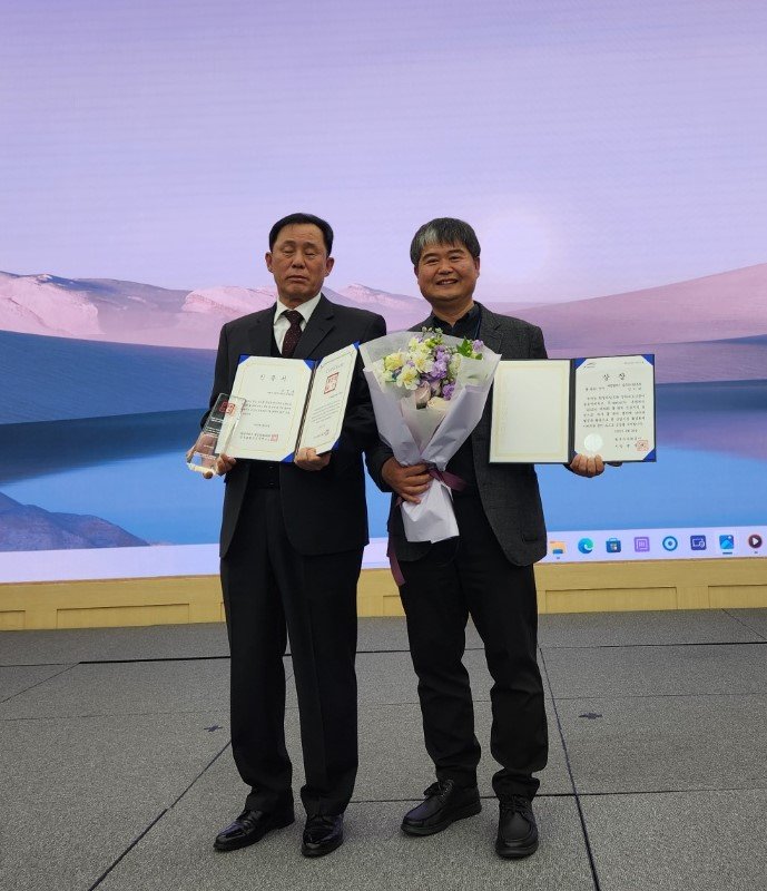[대전=뉴시스]2025년 세계 물의 날을 기념해 열린 '제33회 물 관리 심포지엄'에서 신영욱 상수도사업본부 송촌정수사업소 정수 팀장이 '물관리 달인'으로, 김기태 주무관이 '물관리 우수자'로 선정됐다. (사진=대전시 제공) 2025. 02. 27 photo@newsis.com *재판매 및 DB 금지