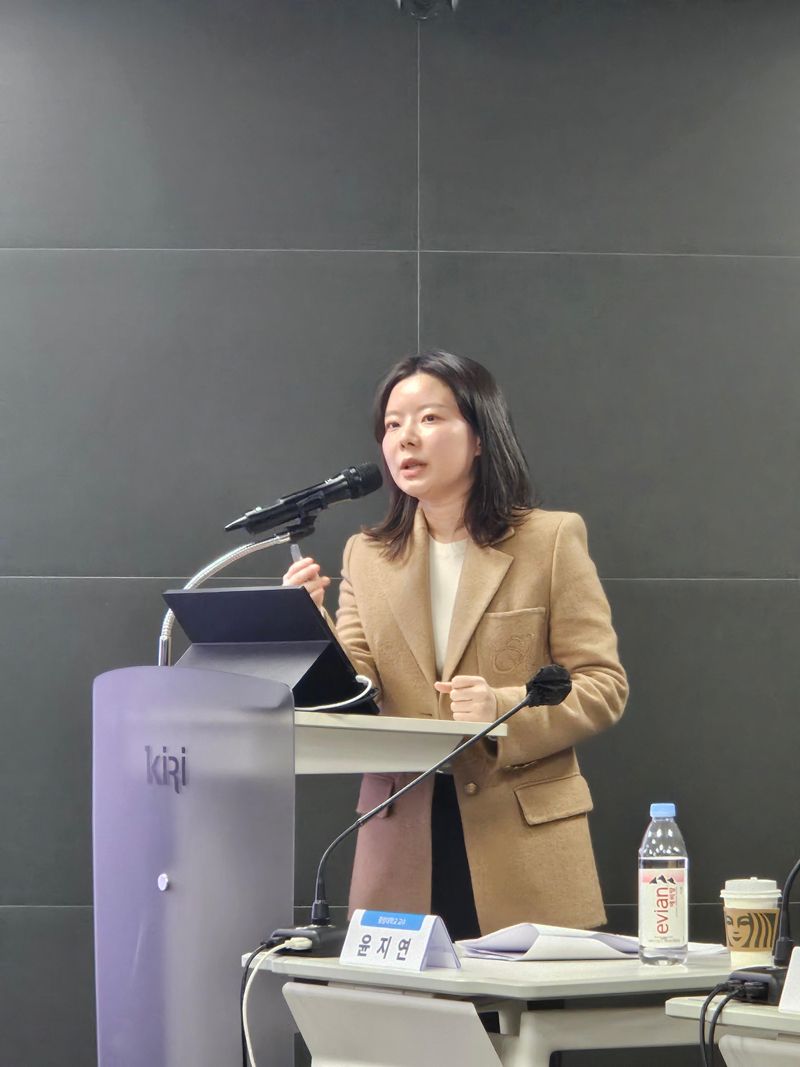 윤지연 중앙대 교수가 27일 서울 여의도 보험연구원에서 열린 '보험산업의 그림자 금융 규제 방안' 세미나에 참석해 주제발표를 진행하고 있다. 사진=김예지 기자
