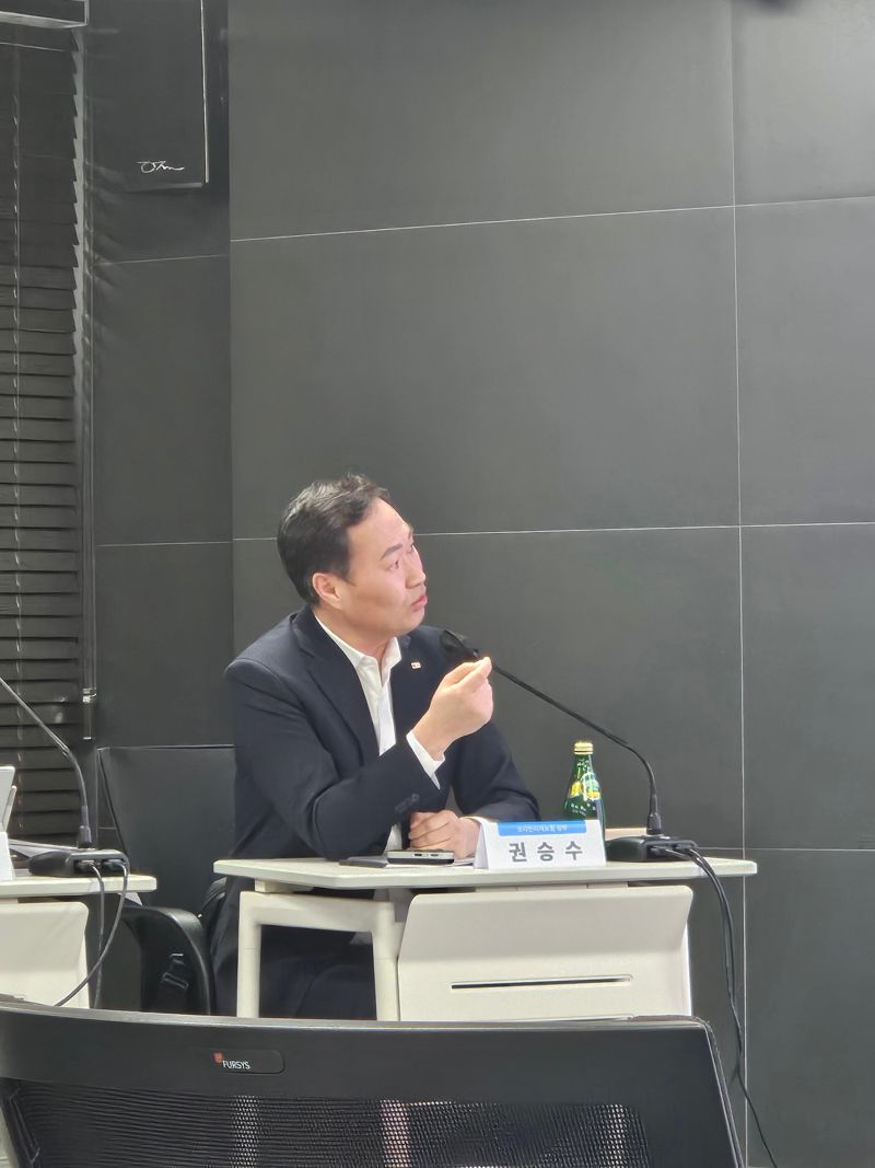 권승수 코리안리 상무가 27일 서울 여의도 보험연구원에서 열린 '보험산업의 그림자 금융 규제 방안' 세미나에 참석해 패널토론을 진행하고 있다. 사진=김예지 기자