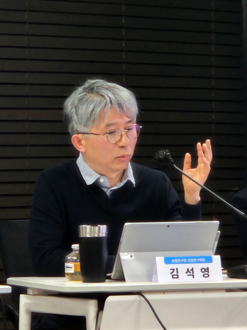 김석영 보험연구원 선임연구위원이 27일 서울 여의도 보험연구원에서 열린 '보험산업의 그림자 금융 규제 방안' 세미나에 참석해 토론을 진행하고 있다. 사진=김예지 기자