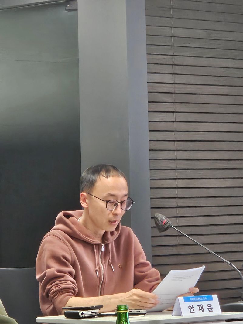 안재윤 이화여대 통계학과 교수가 27일 서울 여의도 보험연구원에서 열린 '보험산업의 그림자 금융 규제 방안' 세미나에 참석해 토론을 진행하고 있다. 사진=김예지 기자