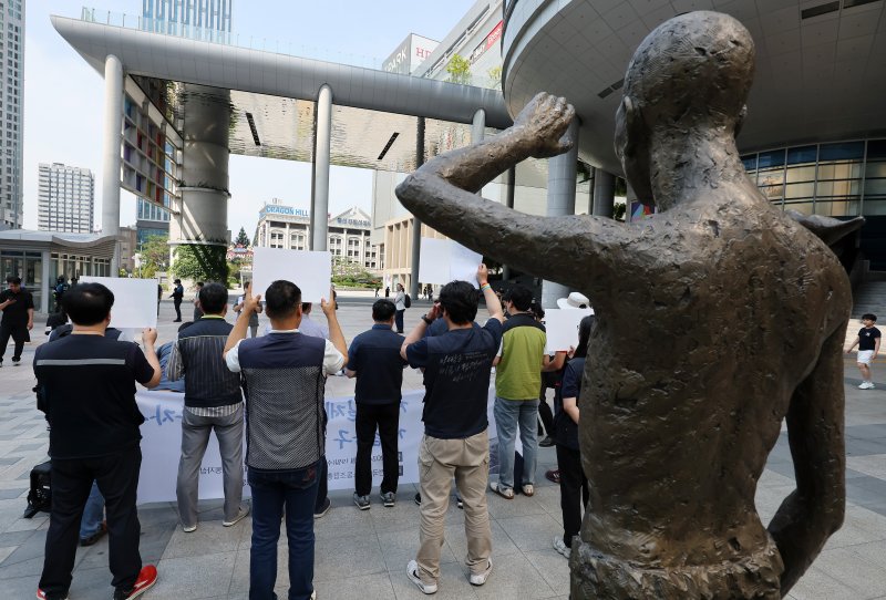 전국민주노동조합총연맹과 한일역사정의평화행동 회원들이 19일 오전 서울 용산구 용산역광장에 자리한 강제징용노동자상 앞에서 거제 일제강제징용 노동자상 건립 촉구 기자회견을 갖고 있다. 2024.6.19/뉴스1 ⓒ News1 이동해 기자