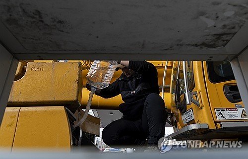 경유차 '요소수 무력화 장치' 금지…수입·판매 시 징역·벌금 (출처=연합뉴스)