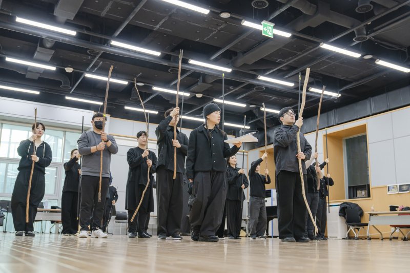 [서울=뉴시스] 27일 오후 서울 중구 국립극장에서 열린 국립창극단 신작 '보허자: 허공을 걷는 자'를 연습하는 출연진 (사진=국립창극단 제공) 2025.02.27. photo@newsis.com *재판매 및 DB 금지