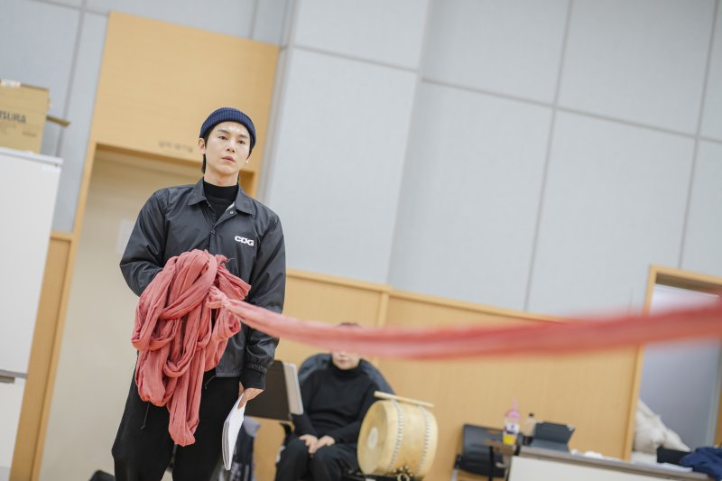 [서울=뉴시스] 27일 오후 서울 중구 국립극장에서 열린 국립창극단 신작 '보허자: 허공을 걷는 자'를 연습하는 출연진 (사진=국립창극단 제공) 2025.02.27. photo@newsis.com *재판매 및 DB 금지