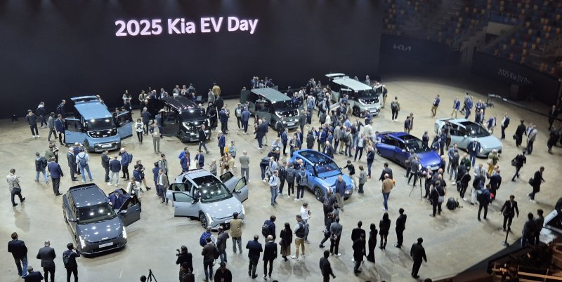 기아, 전기차 3종 공개… "BYD&middot;테슬라 제치고 판매 돌풍 자신" [기아, EV시리즈로 유럽 공략]