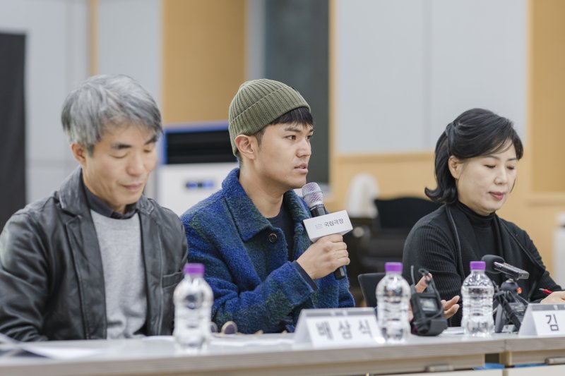 27일 열린 라운드인터뷰에서 김정 연출이 답변하고 있다.(국립극장 제공)