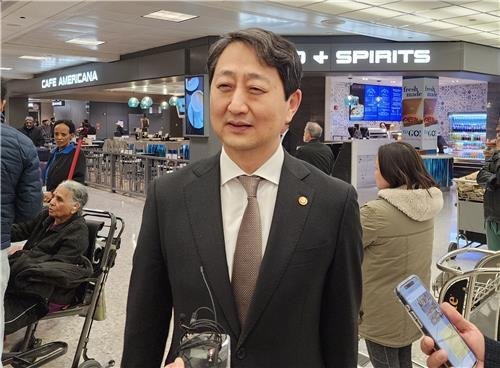 안덕근 산업통상자원부 장관이 26일(현지시간) 미국 워싱턴DC 인근 덜레스 국제공항을 통해 미국에 입국한 뒤 취재진과 인터뷰하고 있다. /사진=연합뉴스