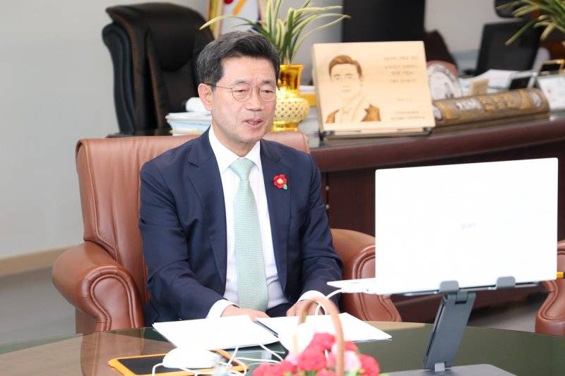 화상 인터뷰하는 정인화 광양시장 (출처=연합뉴스)