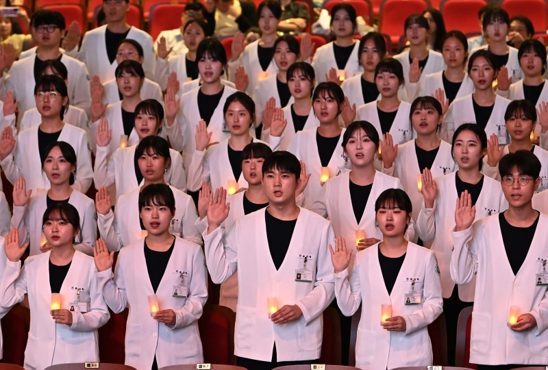 [수원=뉴시스] 김종택 기자 = 지난해 9월 아주대학교 간호대학 학생들이 경기도 수원시 아주대 강당에서 나이팅게일 선서식을 하고 있다. 2024.09.24. jtk@newsis.com