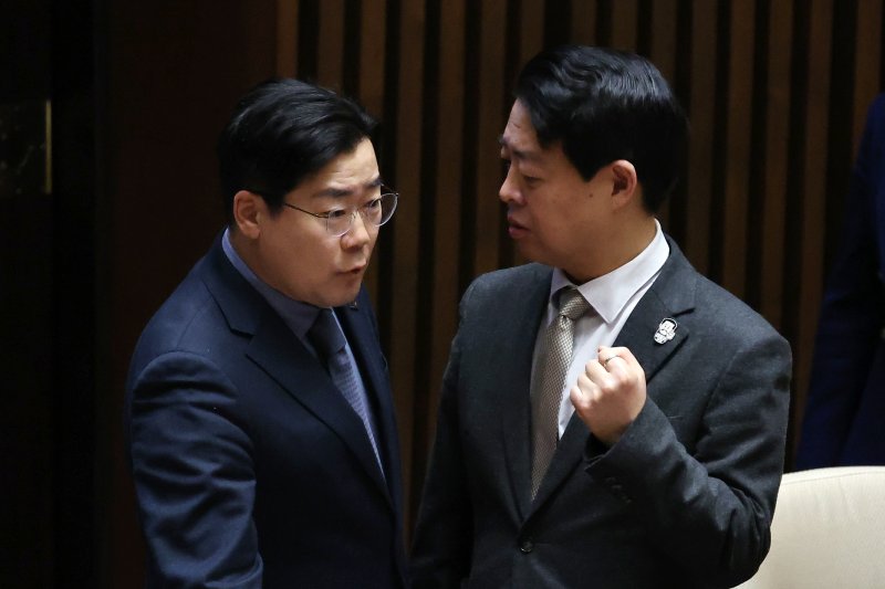[서울=뉴시스] 조성우 기자 = 박찬대(왼쪽) 더불어민주당 원내대표가 27일 오후 서울 여의도 국회에서 열린 제422회 국회(임시회) 제7차 본회의에서 김영호 의원과 대화하고 있다. 2025.02.27. xconfind@newsis.co