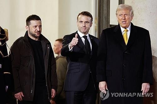 지난해 12월 파리에서 회동한 젤렌스키·마크롱·트럼프 (출처=연합뉴스)