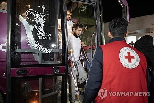 인질-수감자 교환으로 풀려난 팔레스타인 수감자 (출처=연합뉴스)