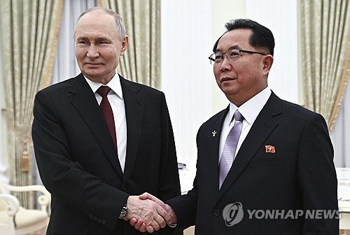 악수하는 블라디미르 푸틴 러시아 대통령과 리히용 북한 조선노동당 중앙위원회 비서 (출처=연합뉴스)