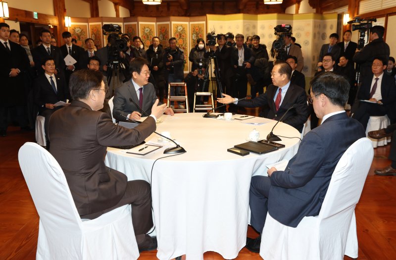 [서울=뉴시스] 국회사진기자단 = 권영세 국민의힘 비상대책위원장과 이재명 더불어민주당 대표가 지난 20일 서울 여의도 국회 사랑재에서 열린 국정 안정을 위한 국회-정부 국정협의회에서 모두발언을 서로 양보하고 있다. 2025.02.20. photo@newsis.com
