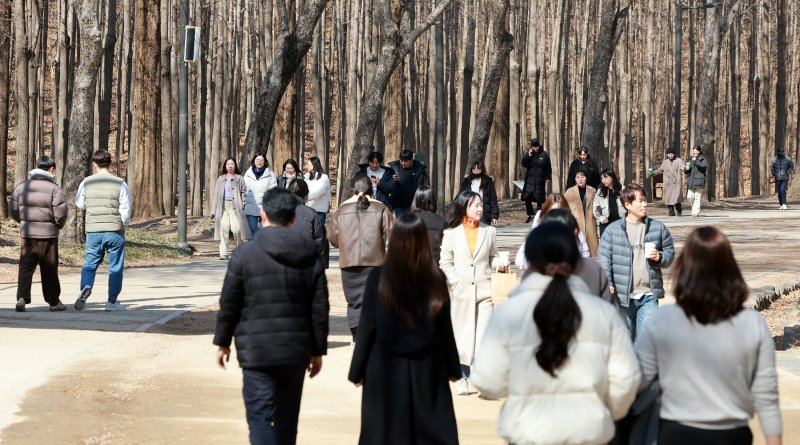 낮 기온이 영상으로 오르며 큰 일교차를 보인 27일 오후 서울 성동구 서울숲을 찾은 시민들이 산책하고 있다. 2025.2.27/뉴스1 ⓒ News1 김진환 기자