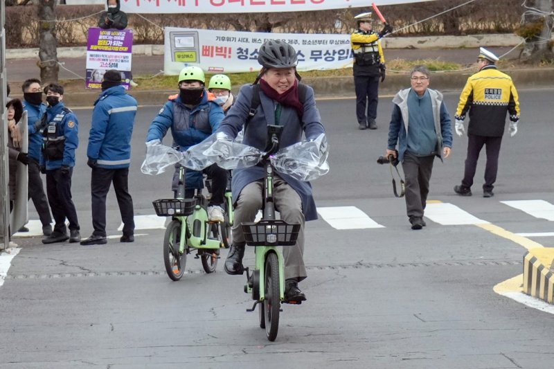 제주도 공직자 대상 '전기자전거 출퇴근 시범사업' 발대식이 열린 24일 오전 오영훈 도지사가 전기자전거를 타고 도청에 출근하고 있다.2025.2.24/뉴스1 ⓒ News1 고동명 기자