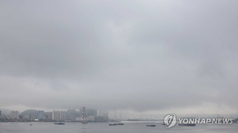 마산 앞바다 하늘 흐림 (출처=연합뉴스)