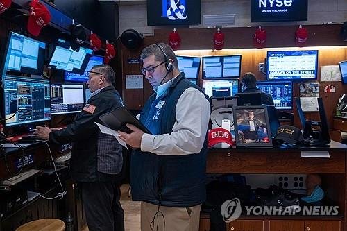 뉴욕증권거래소의 트레이더 (출처=연합뉴스)